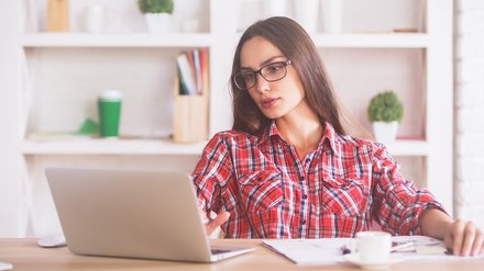 Dame arbeitet am Laptop.