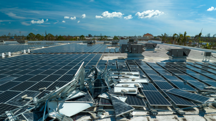 Betreiberhaftpflicht zeigt PV-Anlage auf einem Dach