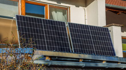 Balkon-Photovoltaik-Anlage auf Geländer eines Einfamilienhauses