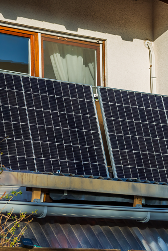Balkon-Photovoltaik-Anlage auf Geländer eines Einfamilienhauses