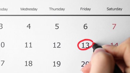 Versicherungsschutz jährlich prüfen. Bild zeigt Kalender. 