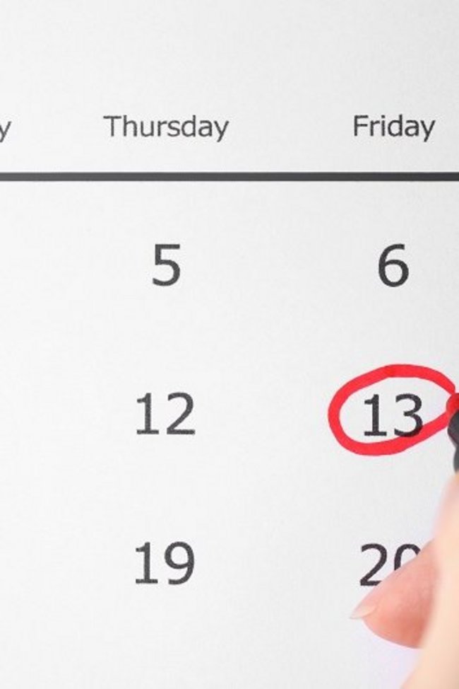 Versicherungsschutz jährlich prüfen. Bild zeigt Kalender. 