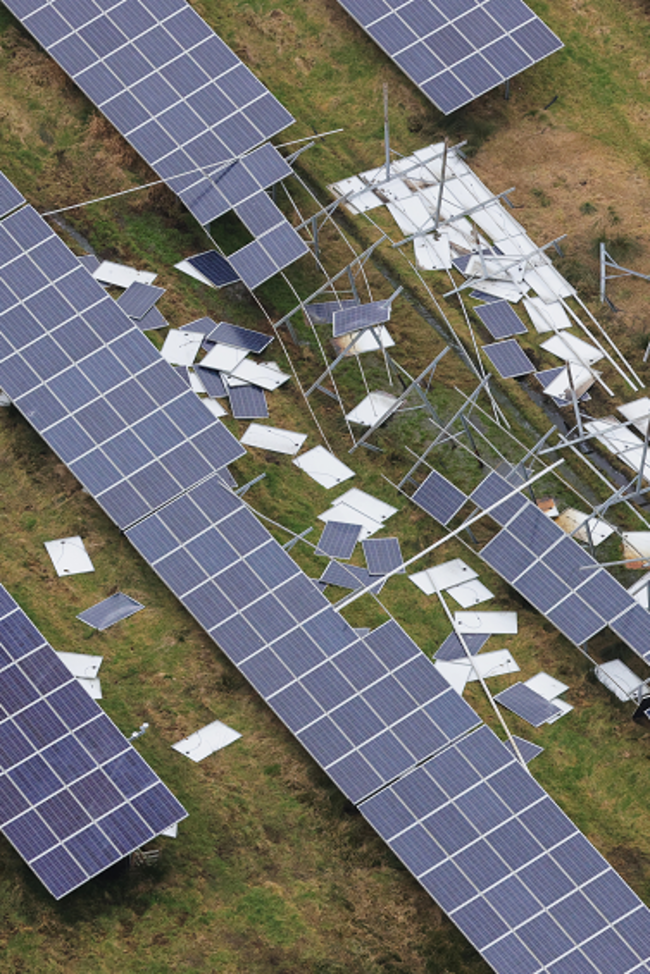 Symbolbild PV-Störung. Zeigt das Bild einer beschädigten PV-Anlage.