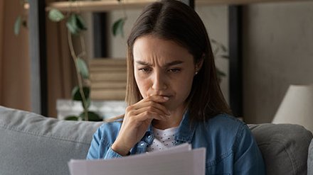 Gestresste Frau liest Dokumente