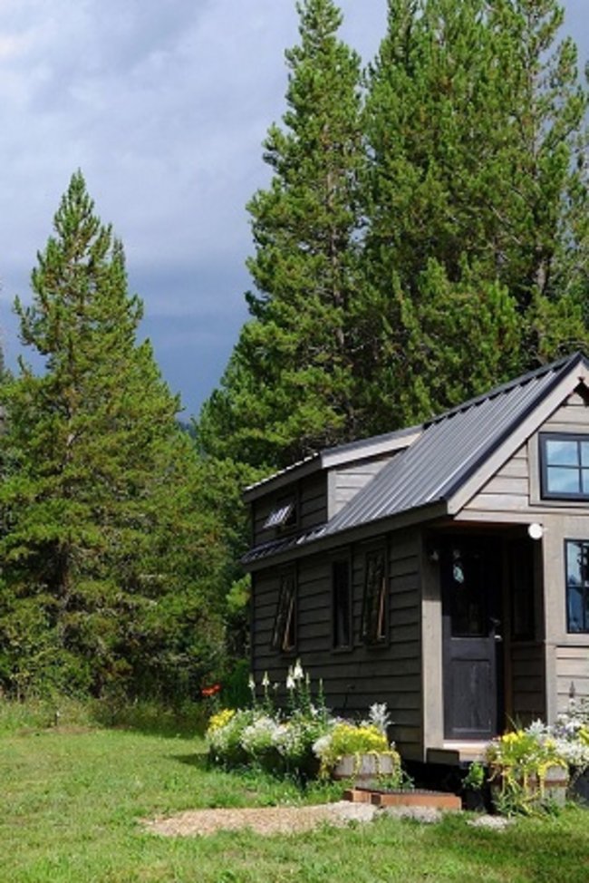 Minigolfhaus und Garten im Sommerwald