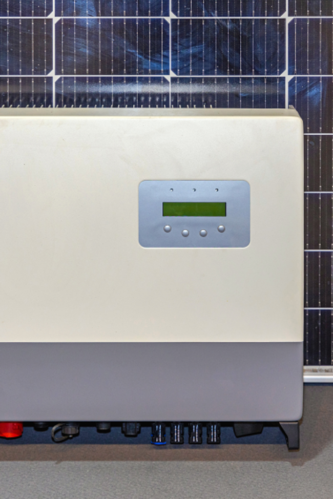 Symbolbild Batteriespeicher. Das Bild zeigt einen weißen Batteriespeicher vor einem PV-Modul.