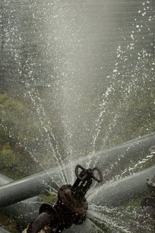 Symbolbild Leitungswasserschaden zeigt eine defekte Wasserleitung