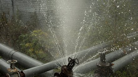 Symbolbild Leitungswasserschaden zeigt eine defekte Wasserleitung