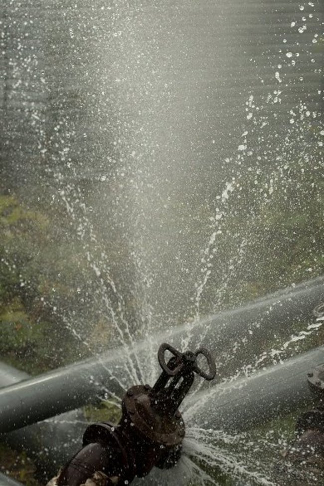Symbolbild Leitungswasserschaden zeigt eine defekte Wasserleitung