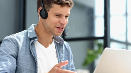 Business-Mann mit Telefon-Headset