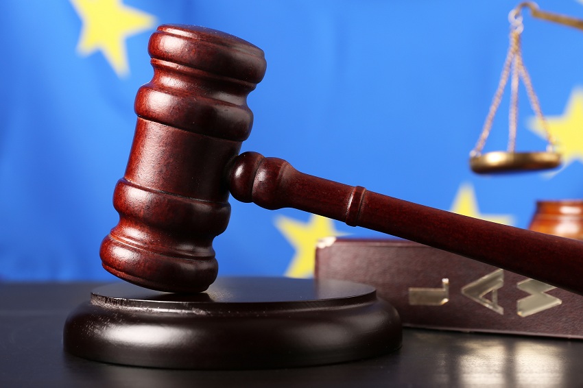 Richterhammer vor blauer EU-Flagge